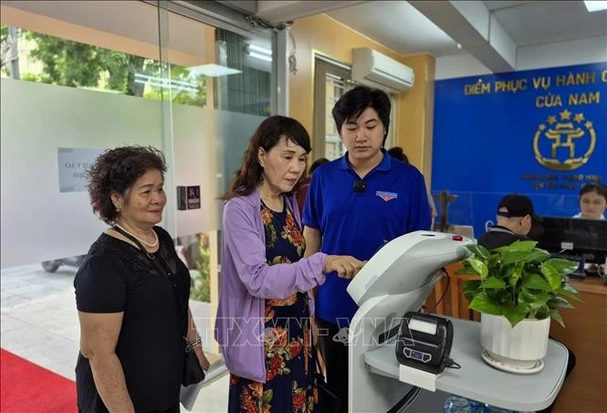Hanoi’s Cua Nam ward introduces AI robot to support public services