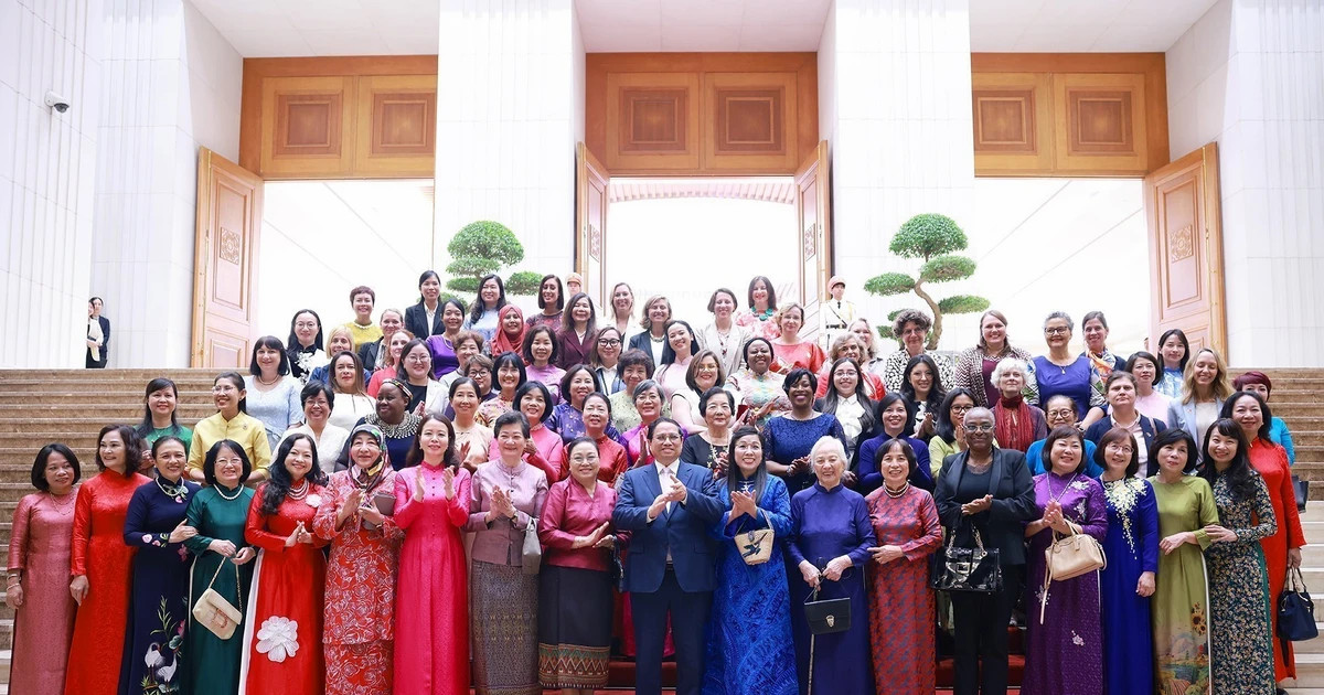 PM meets with Vietnamese, international female diplomats