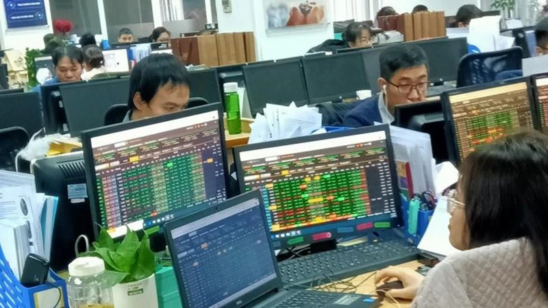 VN-Index surges 12 points with strong liquidity and foreign inflows