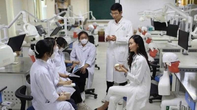 Hanoi medical university launches English master’s program for foreign students