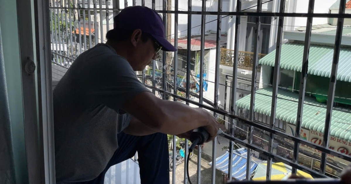 HCM City apartment residents remove iron cages to improve fire safety
