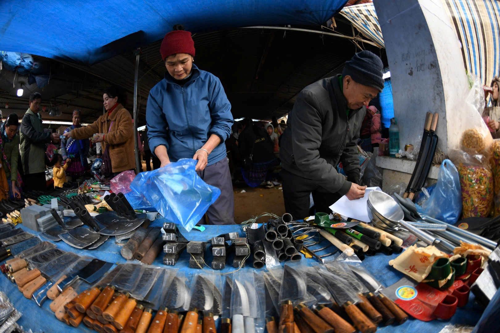 a11Đến phiên chợ Lùng Phình thưởng .jpg