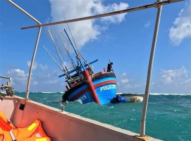 Naval force rescue five fishermen stranded off Truong Sa