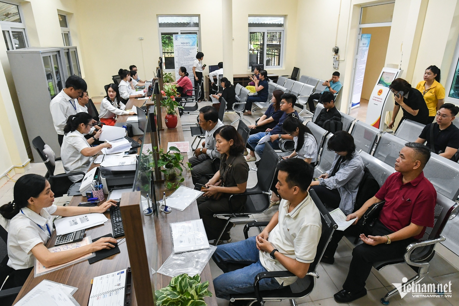 VND27 trillion spent as allowances for officers resigning due to streamlining