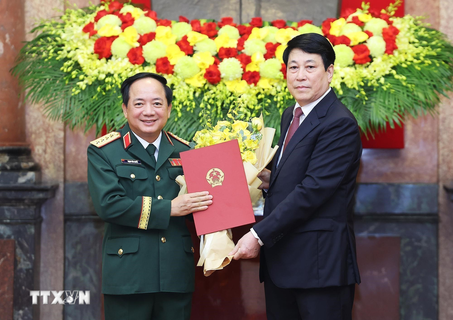 chu tich nuoc trao quyet dinh thang quan ham cap bac ham dai tuong thuong tuong cho cac lanh dao bo quoc phong va bo cong an 8147242 1.jpg