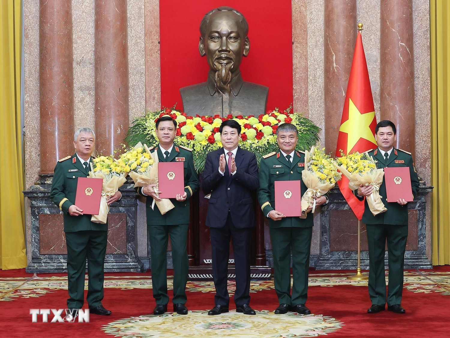 chu tich nuoc trao quyet dinh thang quan ham cap bac ham dai tuong thuong tuong cho cac lanh dao bo quoc phong va bo cong an 8147242 3.jpg