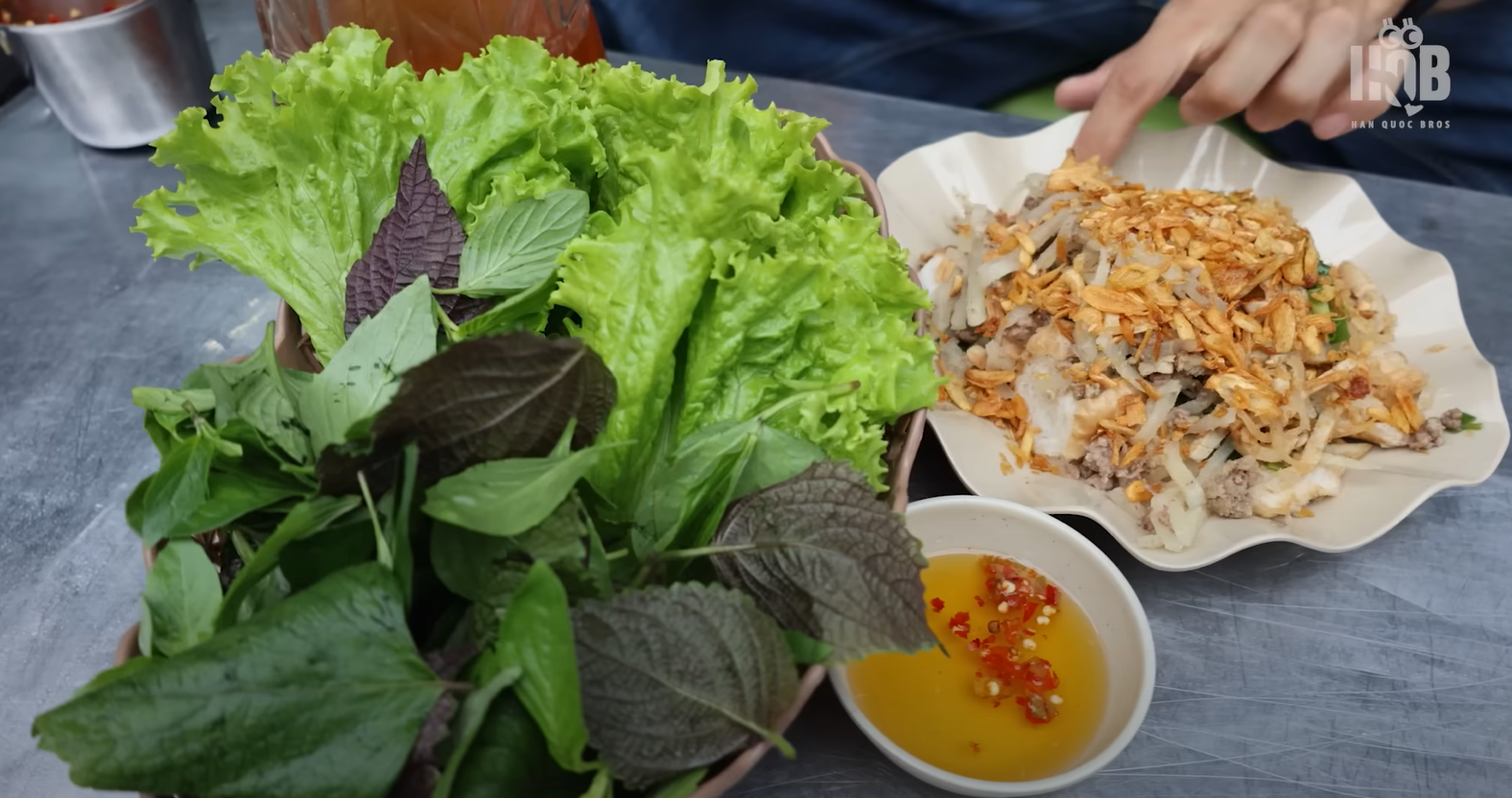 Vietnamese steamed bread surprises Korean food vlogger in Ho Chi Minh City