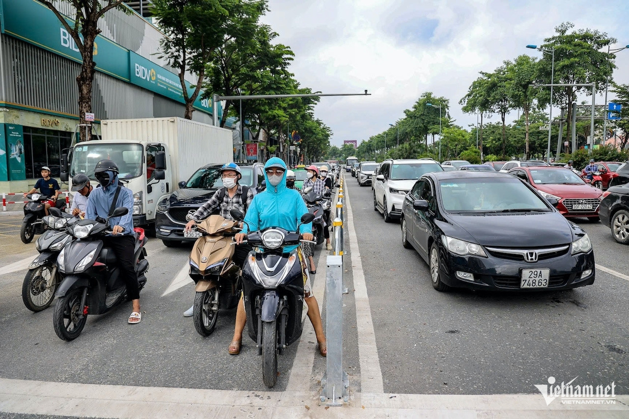 Hanoi to support residents as gasoline motorbikes banned by 2026