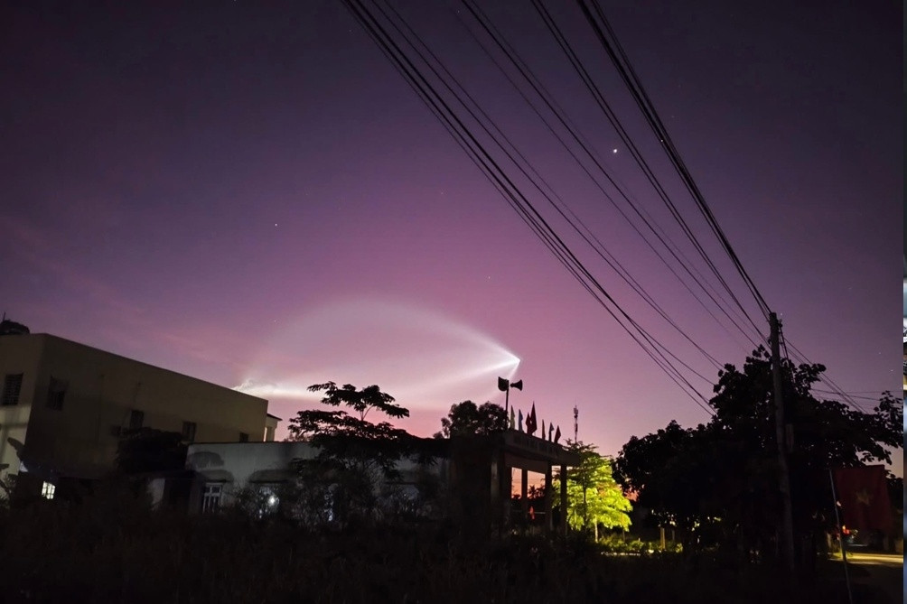 Residents in Central Vietnam amazed by glowing sky streak