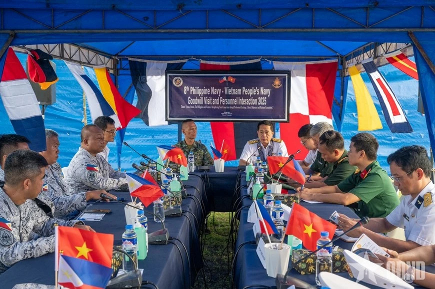 Vietnamese, Philippine navies hold 8th friendly exchange on Song Tu Dong island