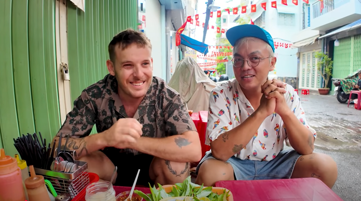 khach Tay thu mon pho o TPHCM 0.png