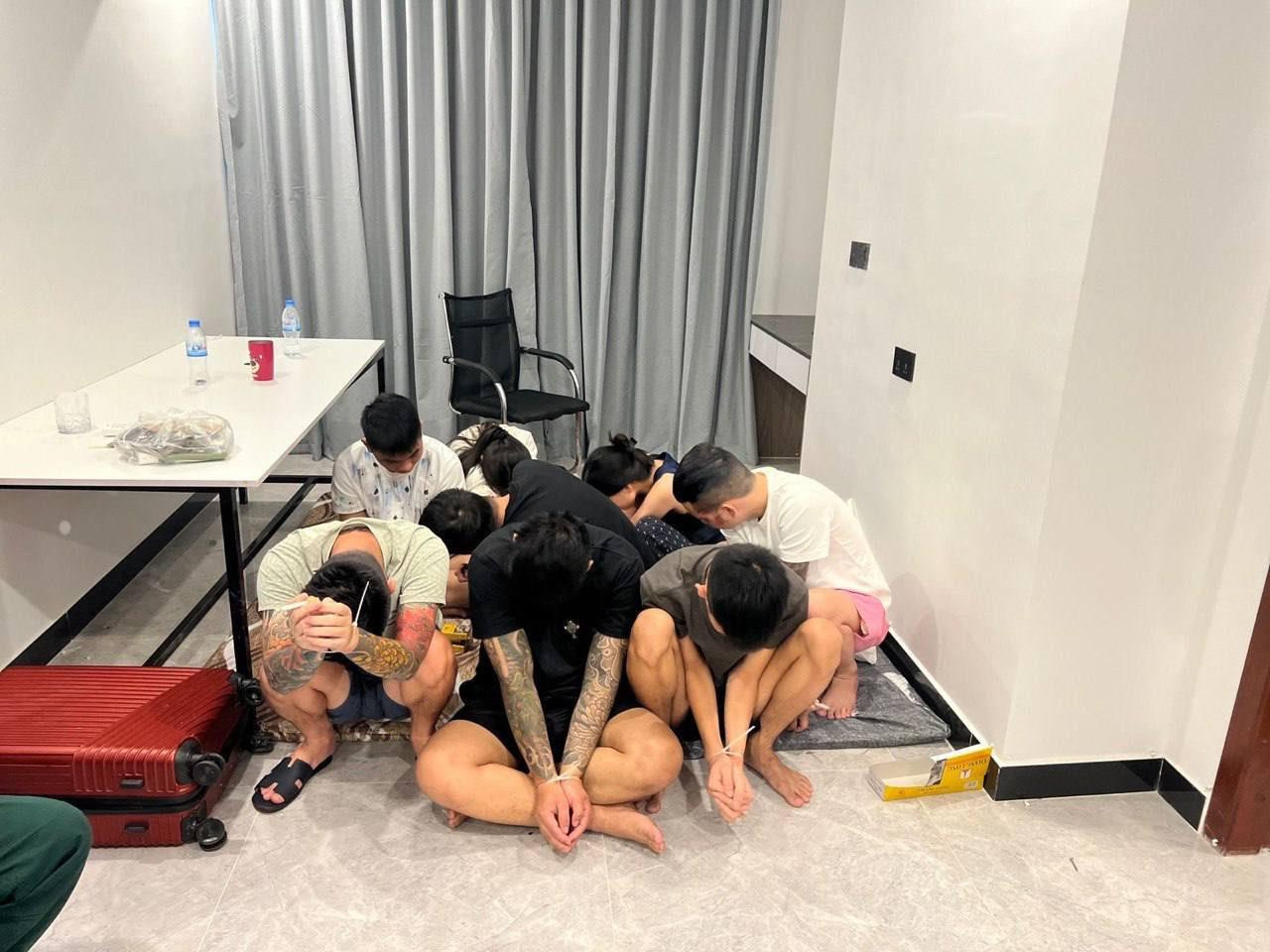 Các nghi phạm lừa đảo trực tuyến bị bắt tại một khu phức hợp tại thủ đô Phnom Penh ngày 14/7.