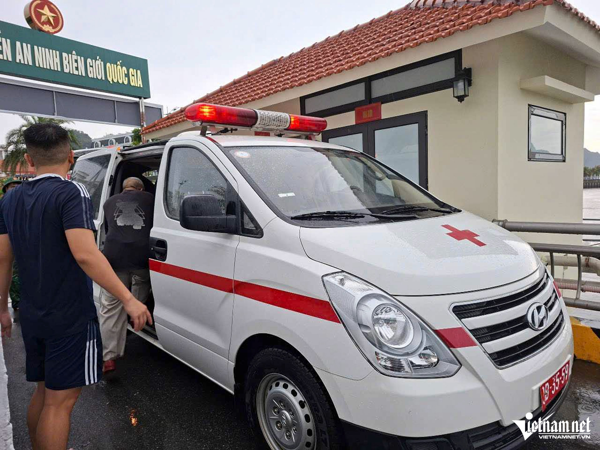 At least 9 survivors of Ha Long boat tragedy receiving hospital care