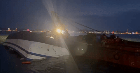 Quang Ninh boat capsizes with 53 onboard, 34 confirmed dead