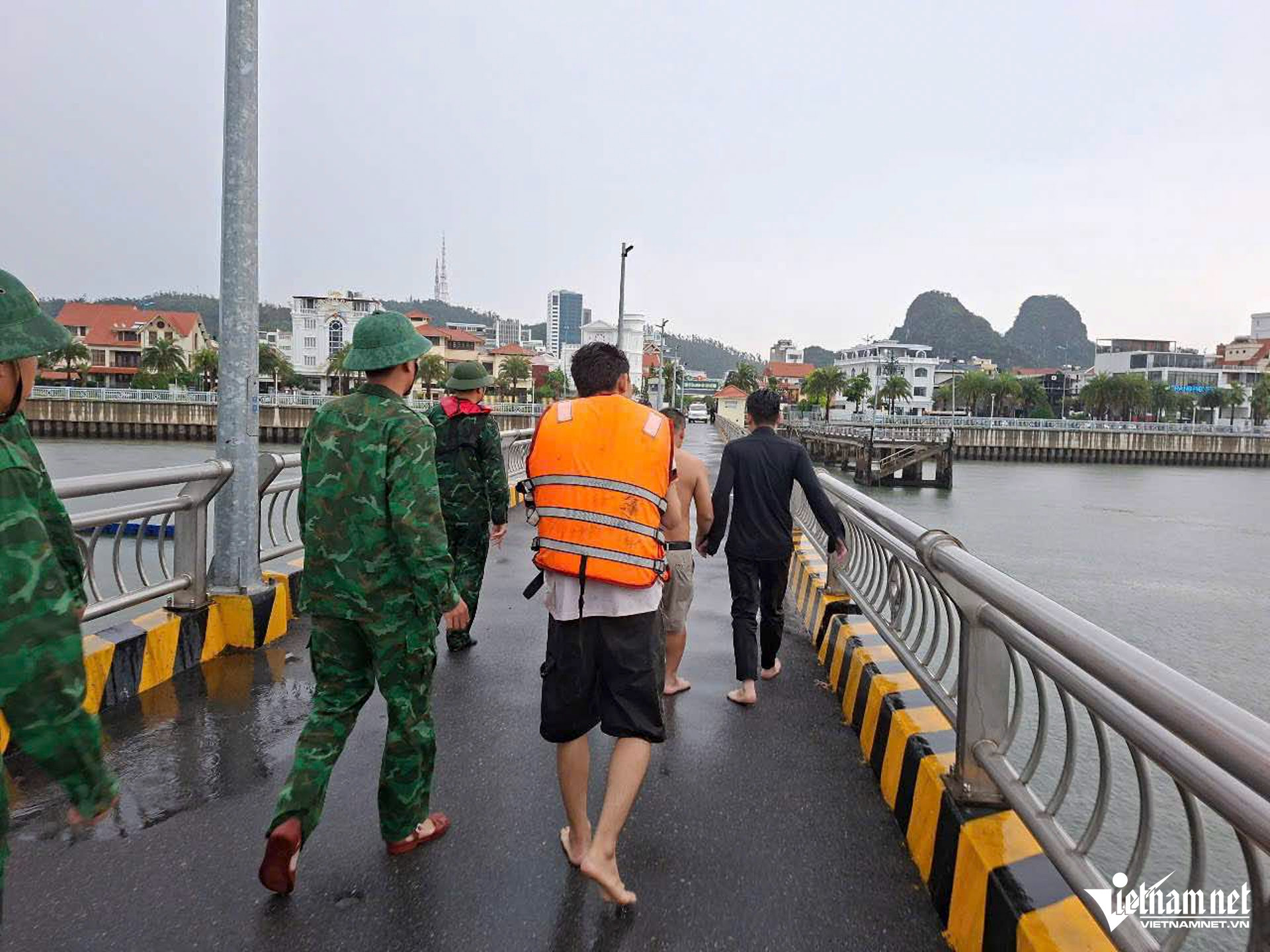 W-lật tàu quảng ninh.JPG.jpg