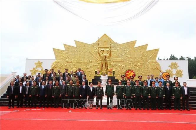 Vietnam-Laos solidarity honoured with monument handover