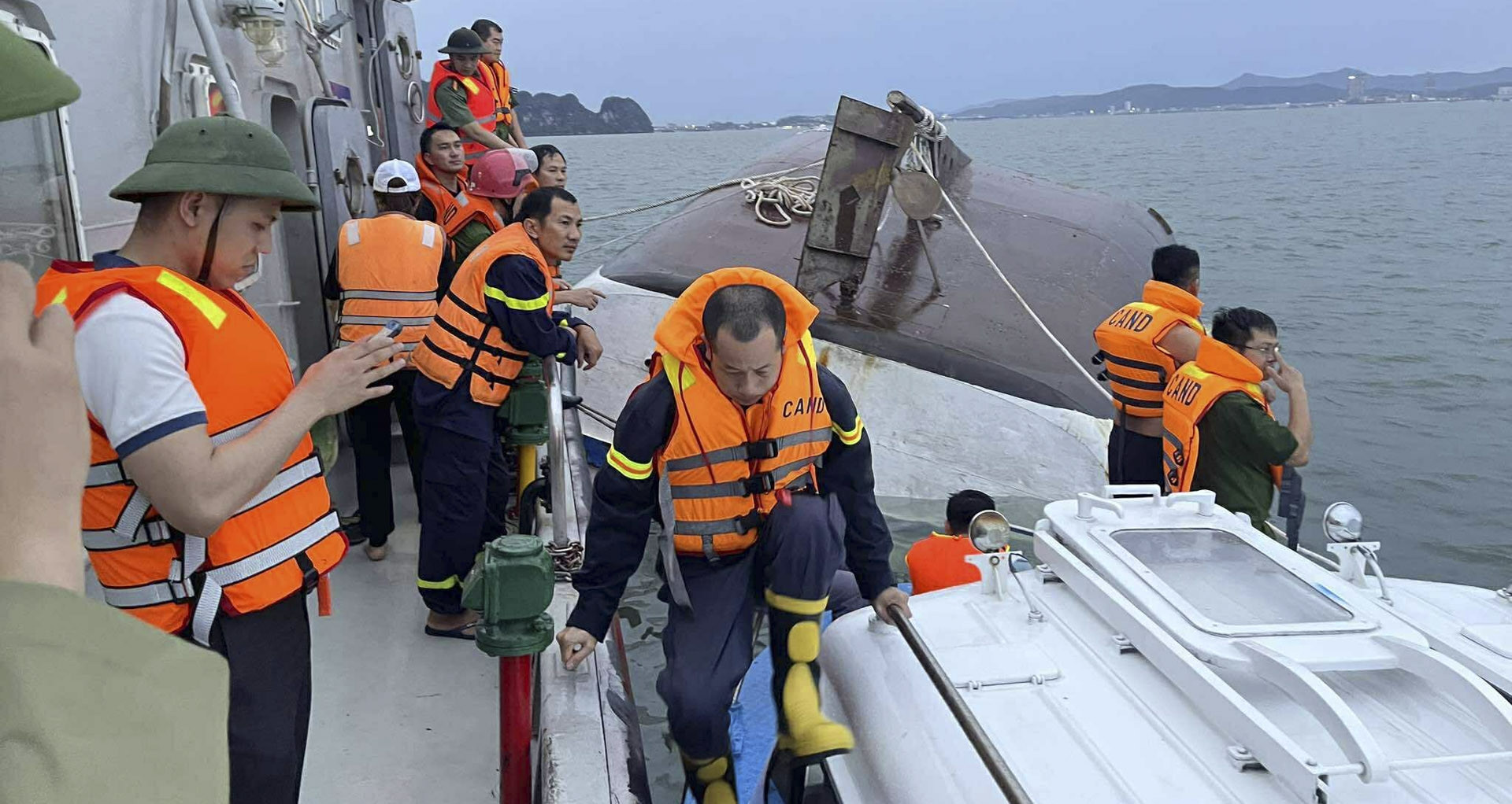 Boat tragedy in Ha Long Bay: Police intensify search for missing victims