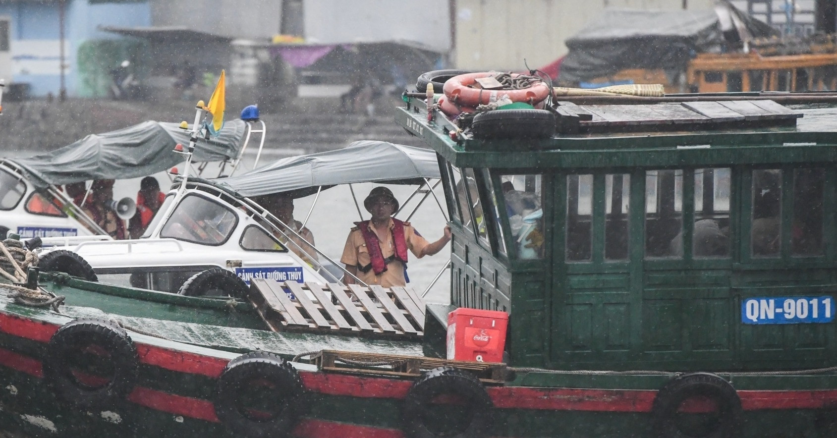 Ha Long Bay tourist boats suspended as storm approaches