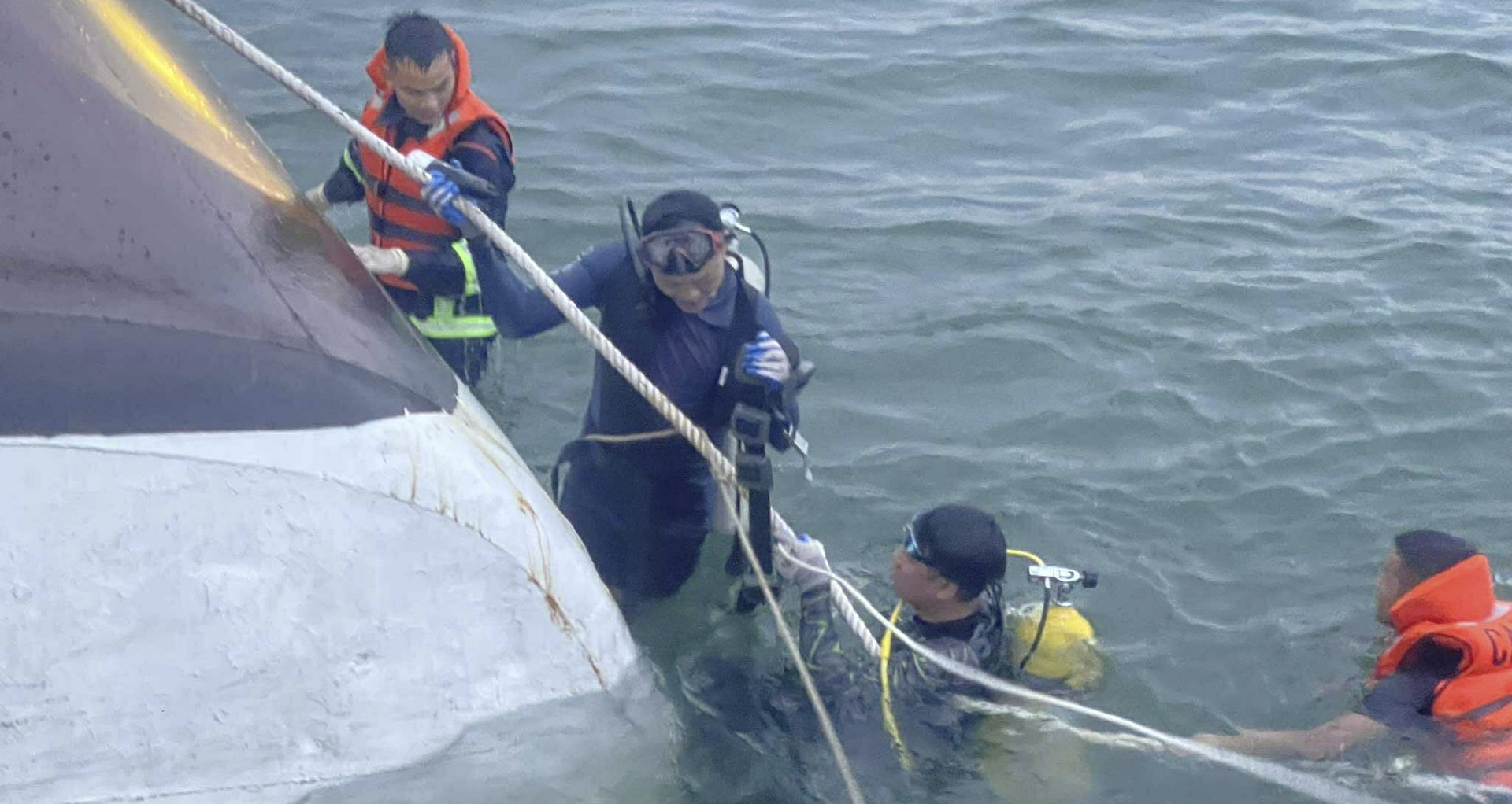 Quang Ninh calls on locals to aid search for 4 missing after boat capsizes