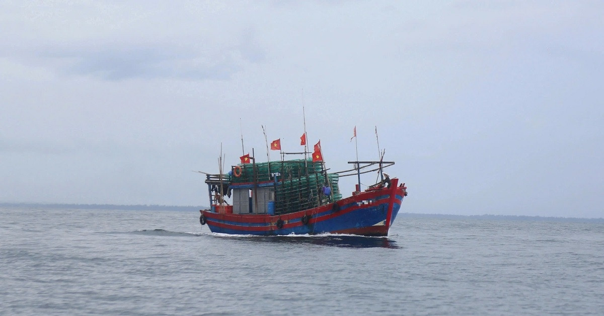 Seven fishermen rescued after storm sinks boat off Quang Tri coast