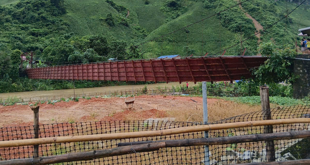 Bridge cable snaps in Dien Bien, car with 3 passengers falls into river