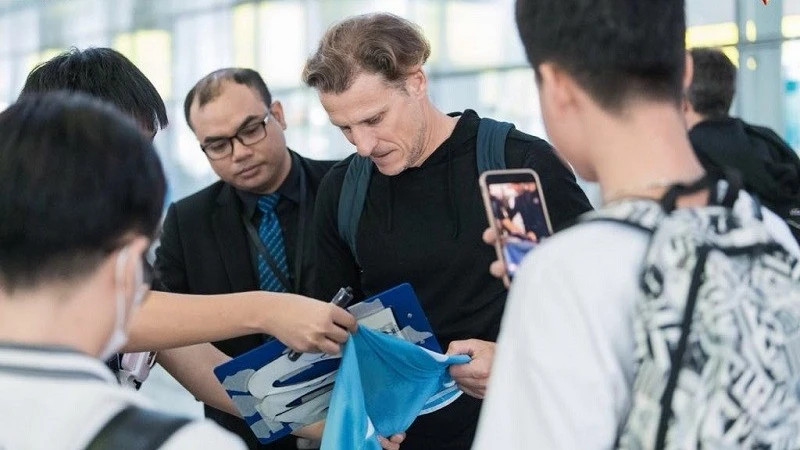 Diego Forlan inspires Hanoi fans during first Vietnam visit