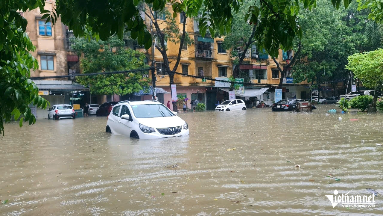 W-a4hàng loạt ô tô ở Thanh Hóa ngập sâu trong nước.jpg