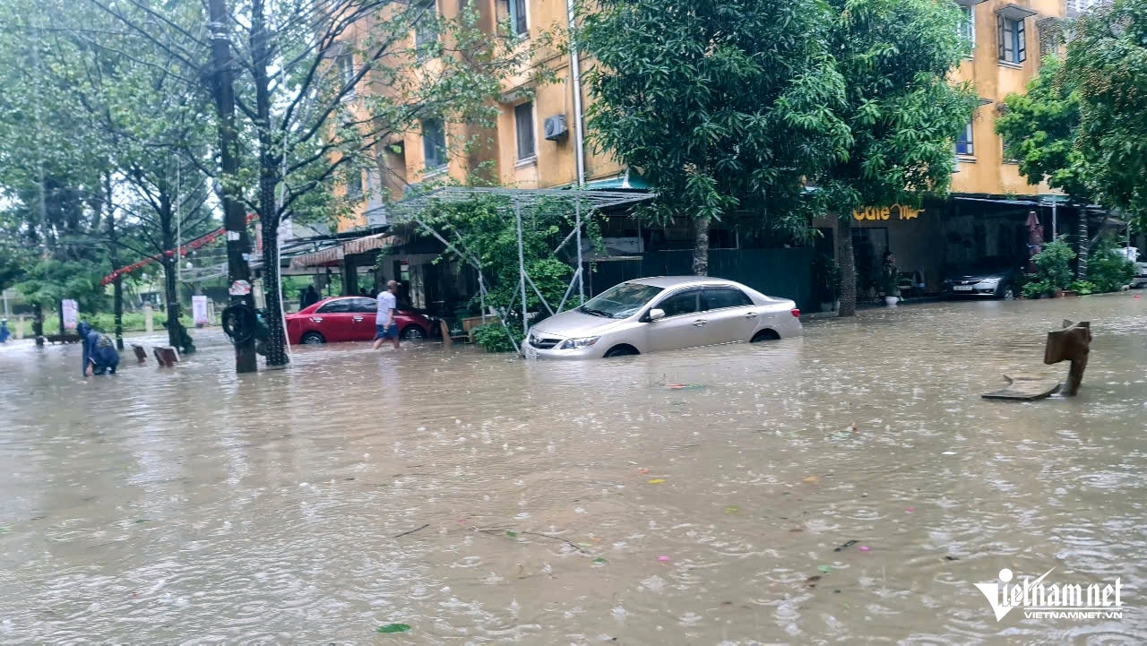 W-a6hàng loạt ô tô ở Thanh Hóa ngập sâu trong nước.jpg