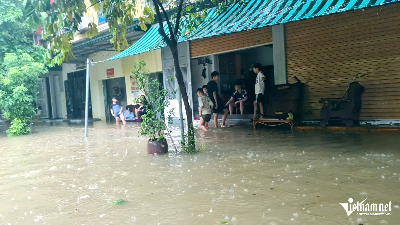 W-a7hàng loạt ô tô ở Thanh Hóa ngập sâu trong nước.jpg