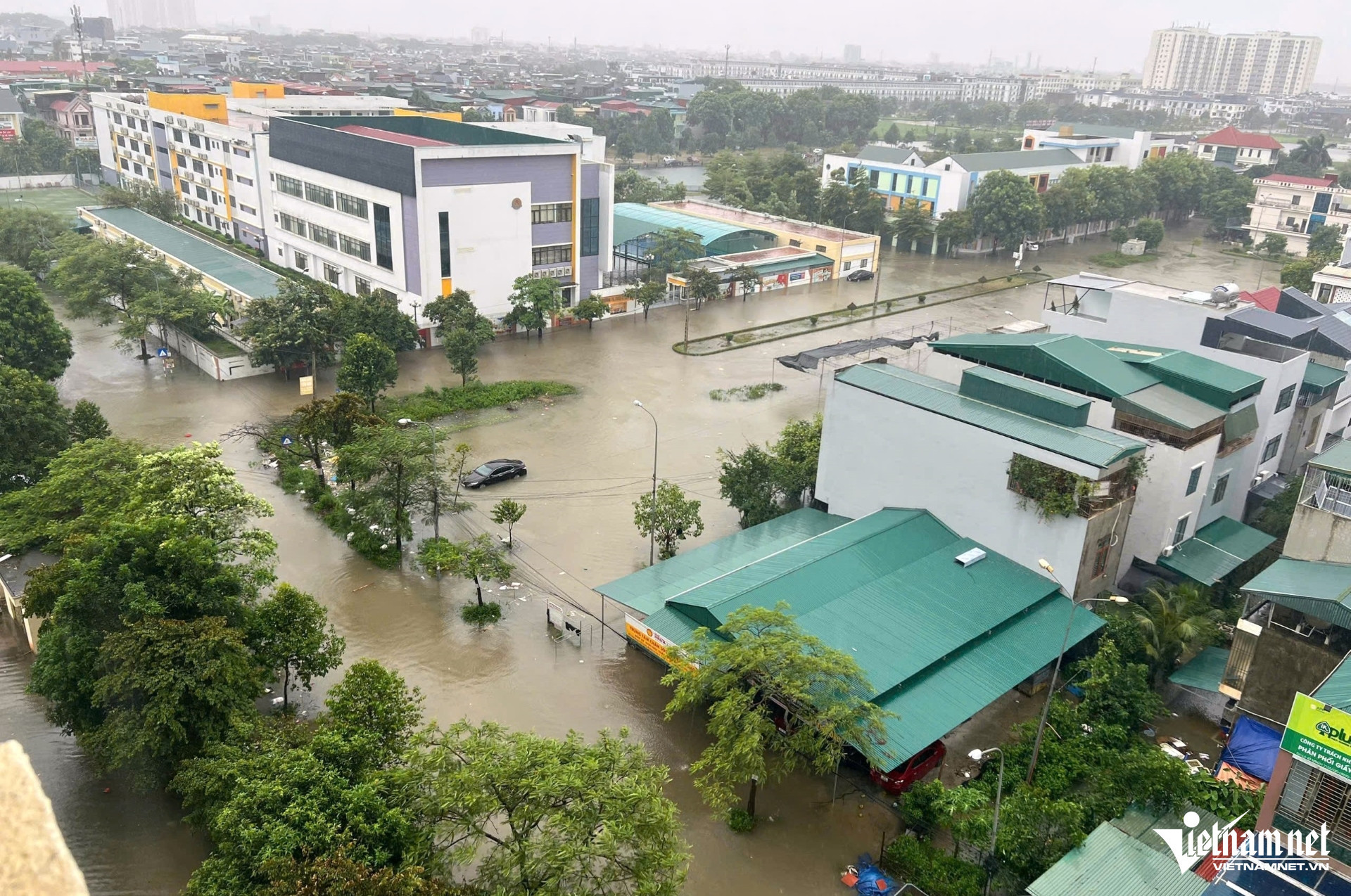 W-a1hàng loạt ô tô ở Thanh Hóa ngập sâu trong nước.jpg