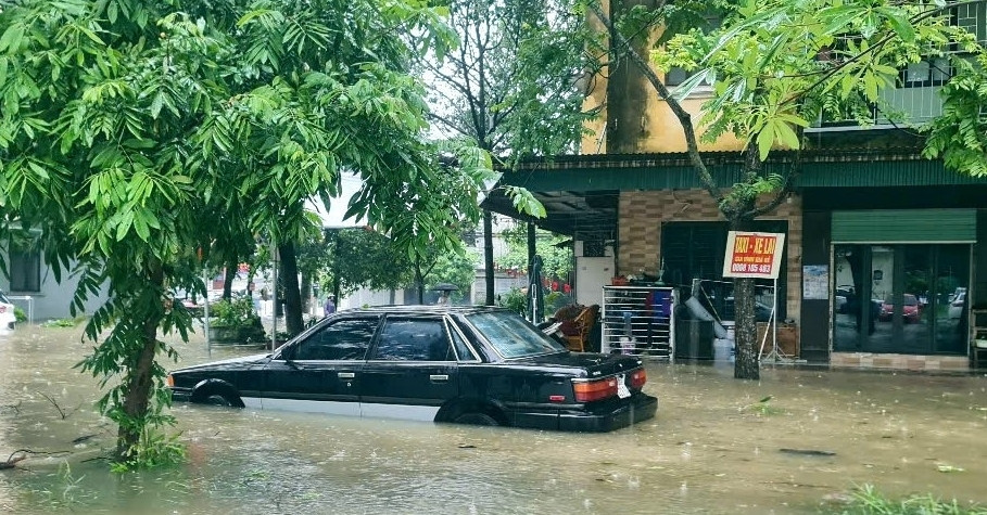 Floodwaters engulf cars in Thanh Hoa after heavy rains from Storm Wipha