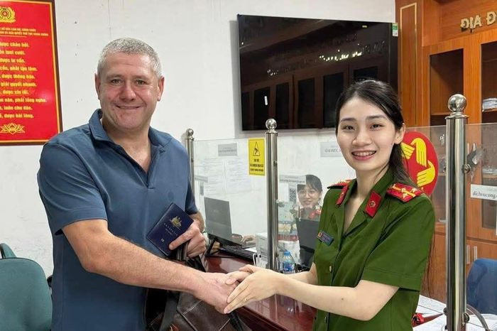 Hanoi police return lost items to grateful Australian citizen