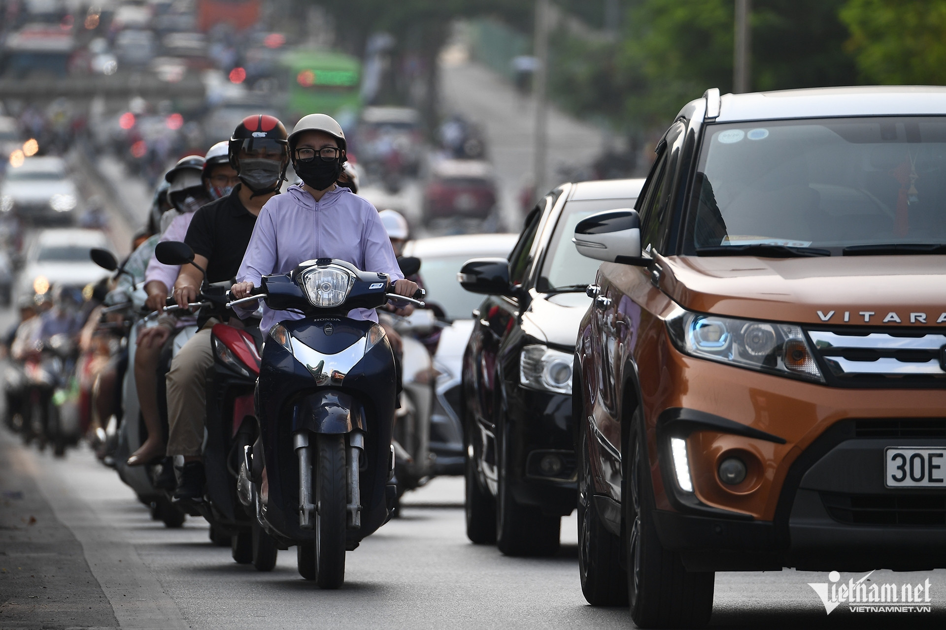 Hanoi seeks price subsidies from EV firms for gasoline vehicle owners