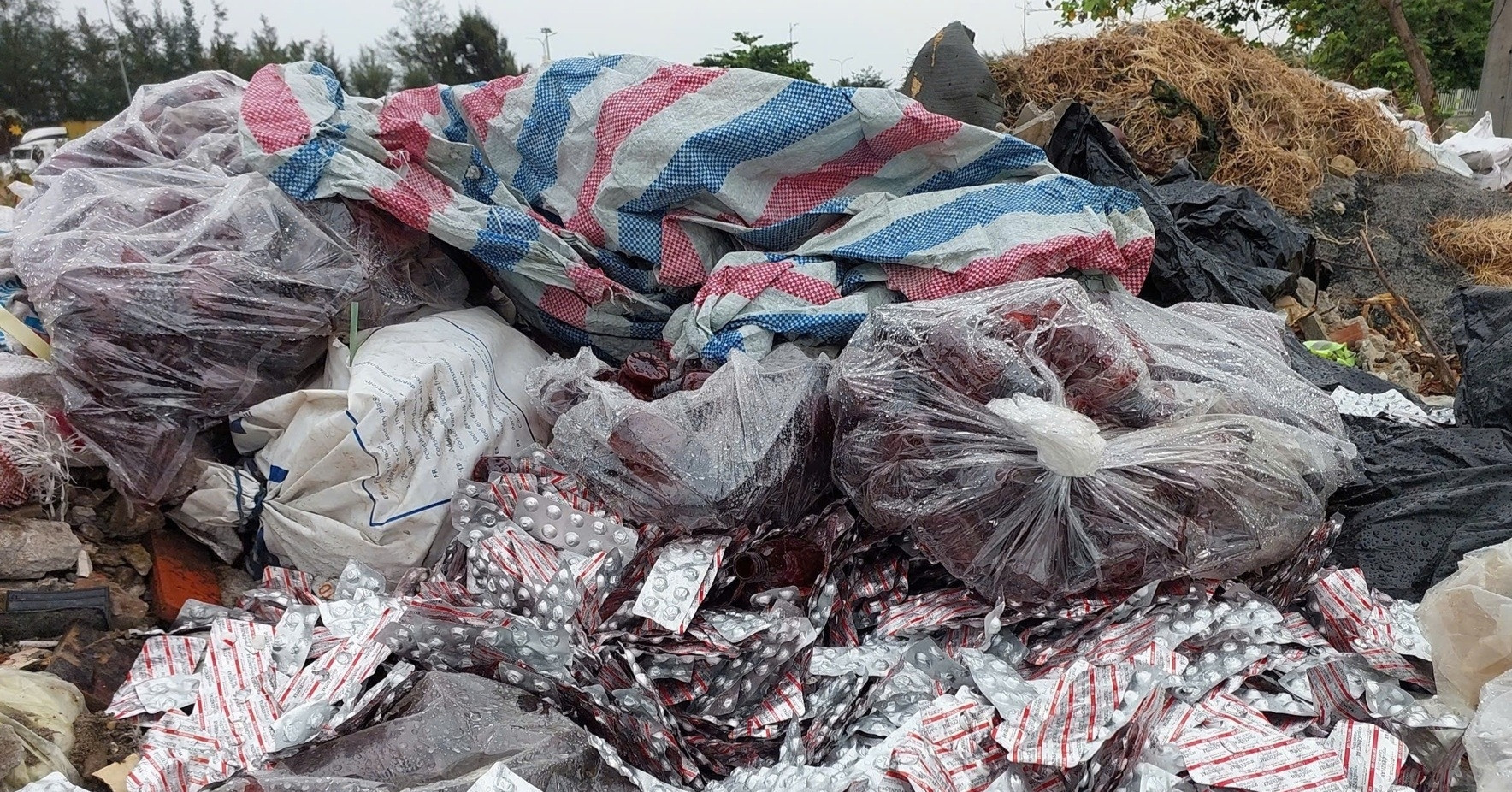 Pharmaceutical firm fined $3,800 for roadside drug dumping in Da Nang