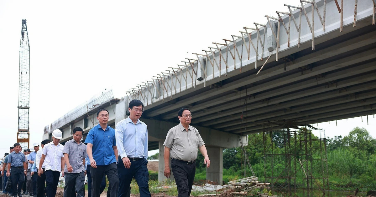 PM inspects expressway projects in Mekong Delta, urges faster progress