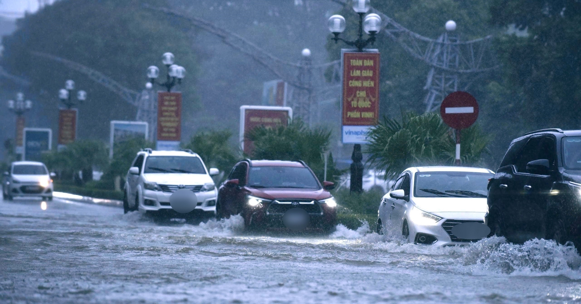 Storm Wipha hits Hung Yen-Ninh Binh coast, rainfall shifts to central north