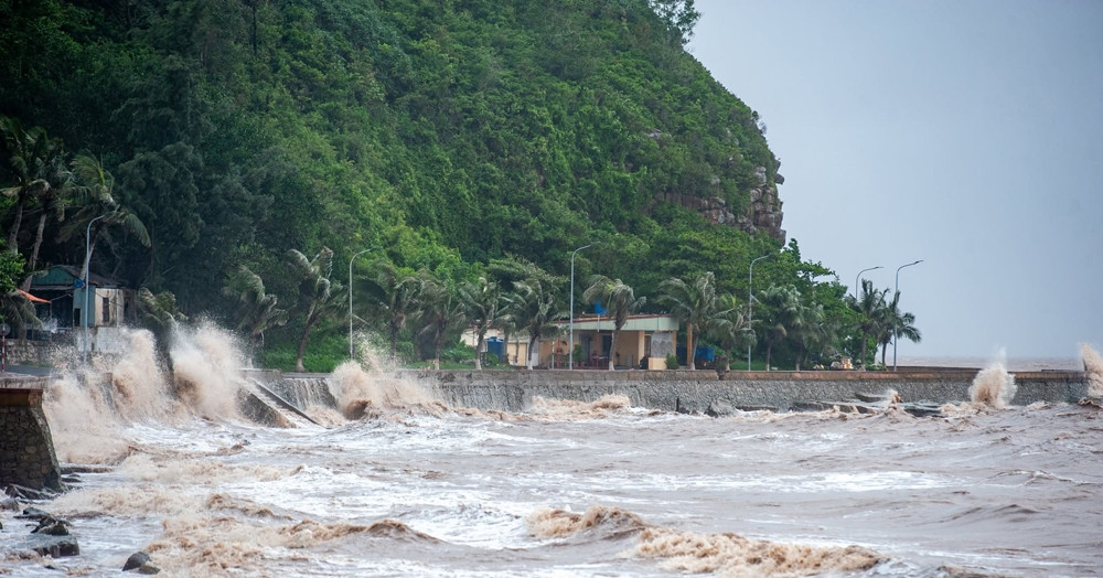 Storm Wipha lands in northern Vietnam with strong winds and heavy rain