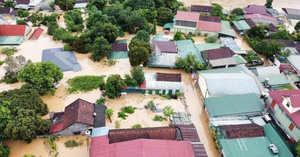 Floodwaters engulf Nghe An rooftops in historic deluge