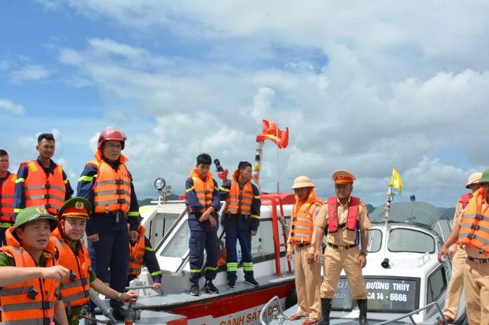 Search continues for 2 missing victims in Ha Long boat tragedy