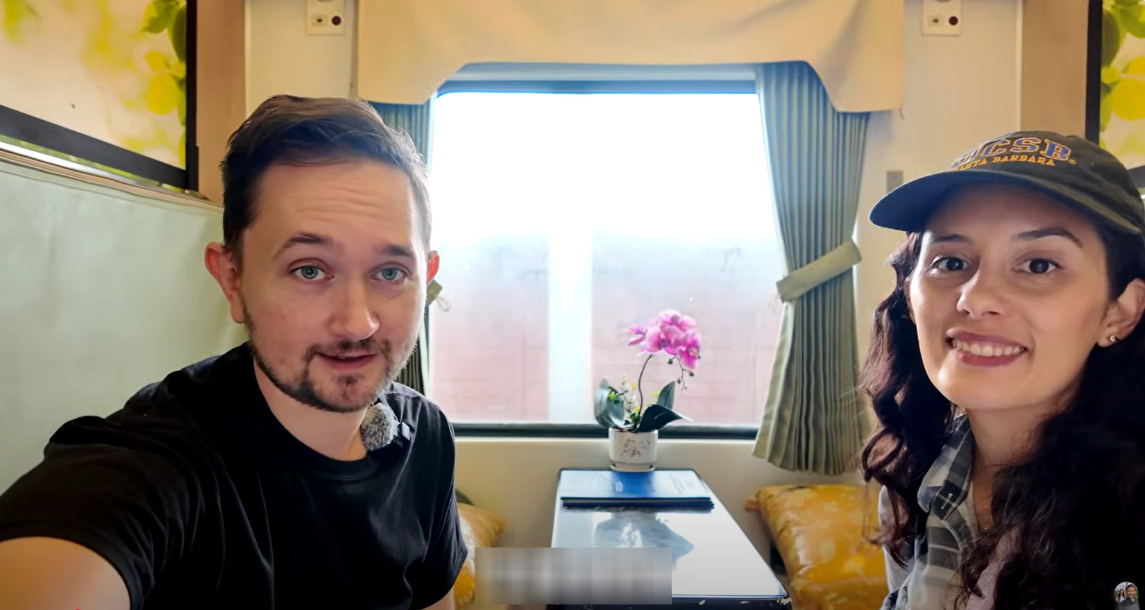 khach tay di tau hoa 1.png