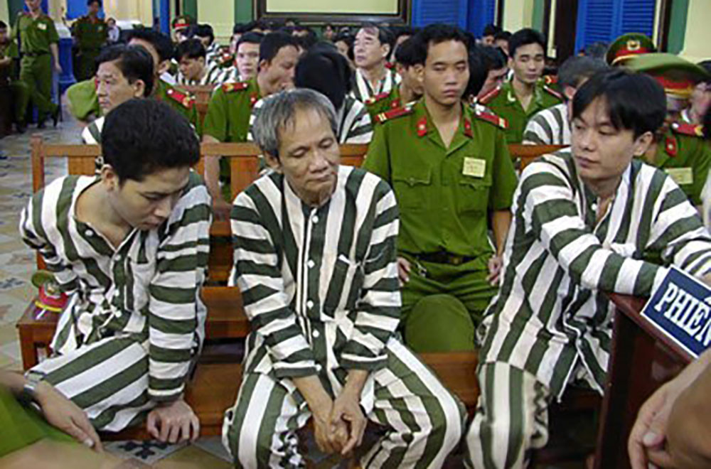 nam cam va dong pham 107382.jpg