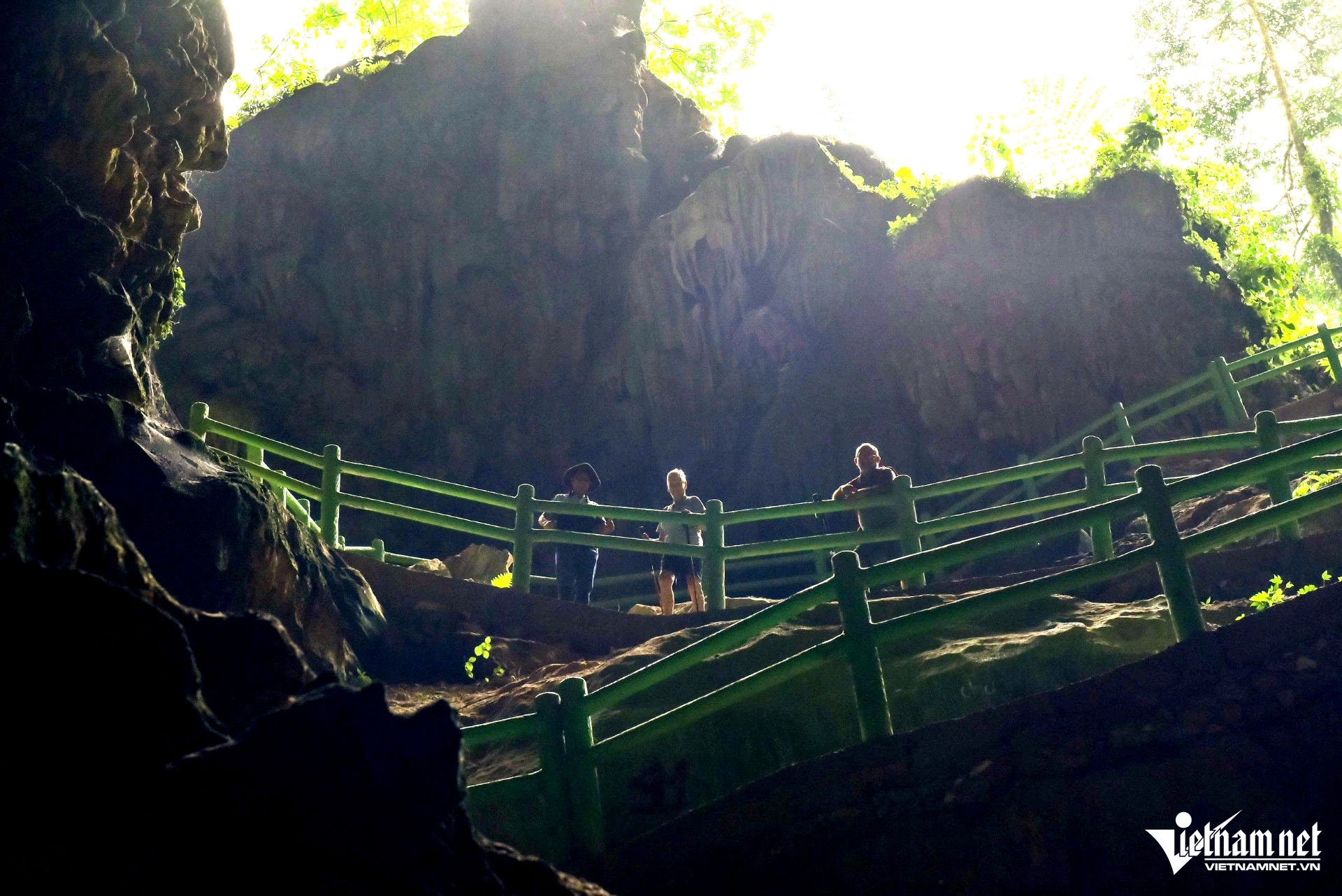 W-a2Khách tây thích thú khám phá hang Dơi.jpg
