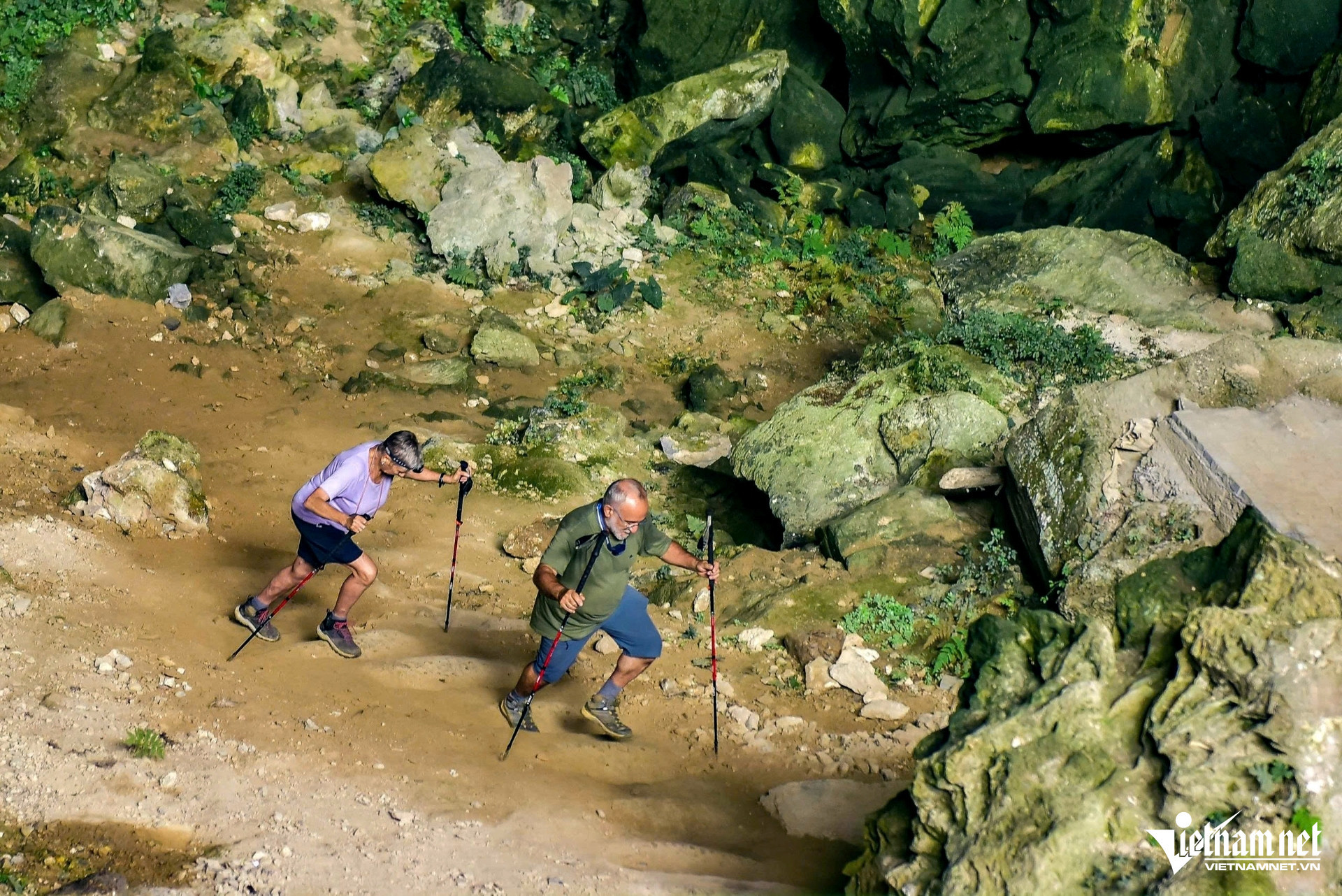 W-a3Khách tây thích thú khám phá hang Dơi.jpg