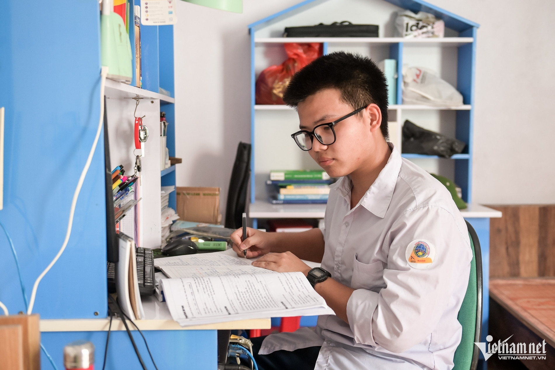 Top scorer on high school finals is son of manual laborer, illiterate mother