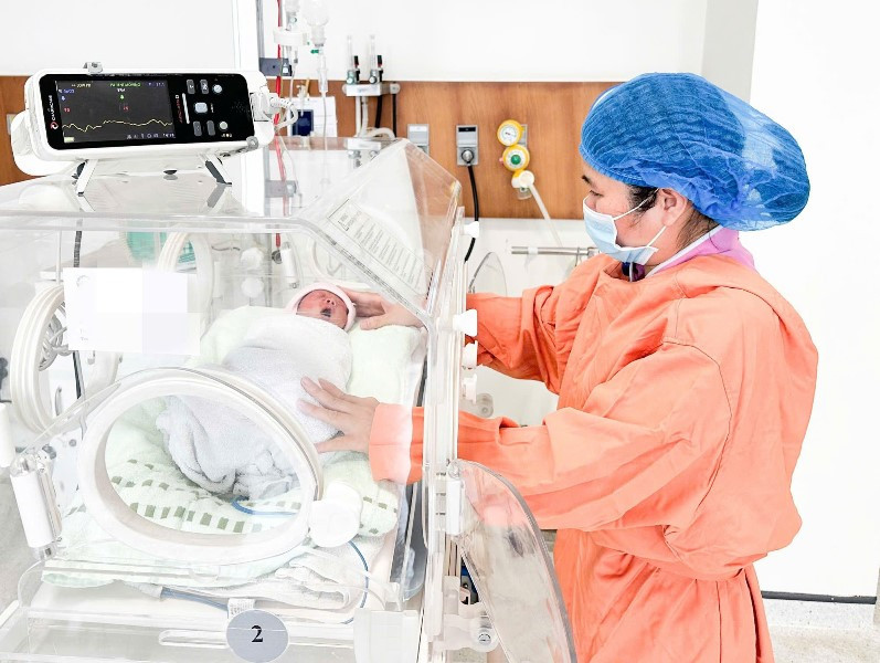 Cấp cứu trẻ sinh non người Lào 2.jpg