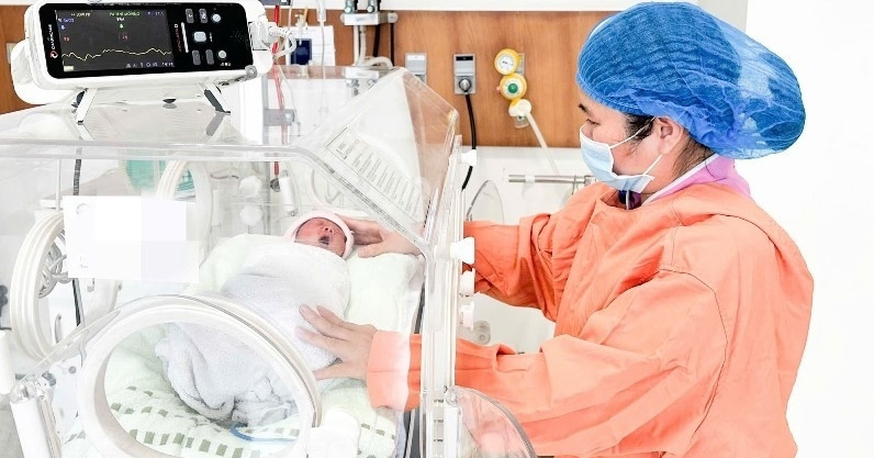 Vietnamese doctors save premature Laotian baby after 100km emergency journey