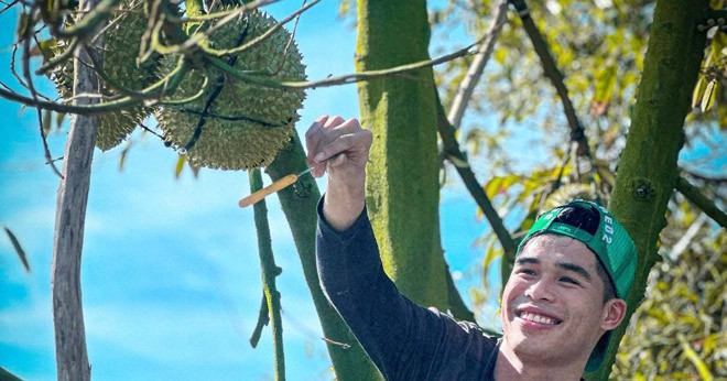 Young durian cutter turns skill into year-round career