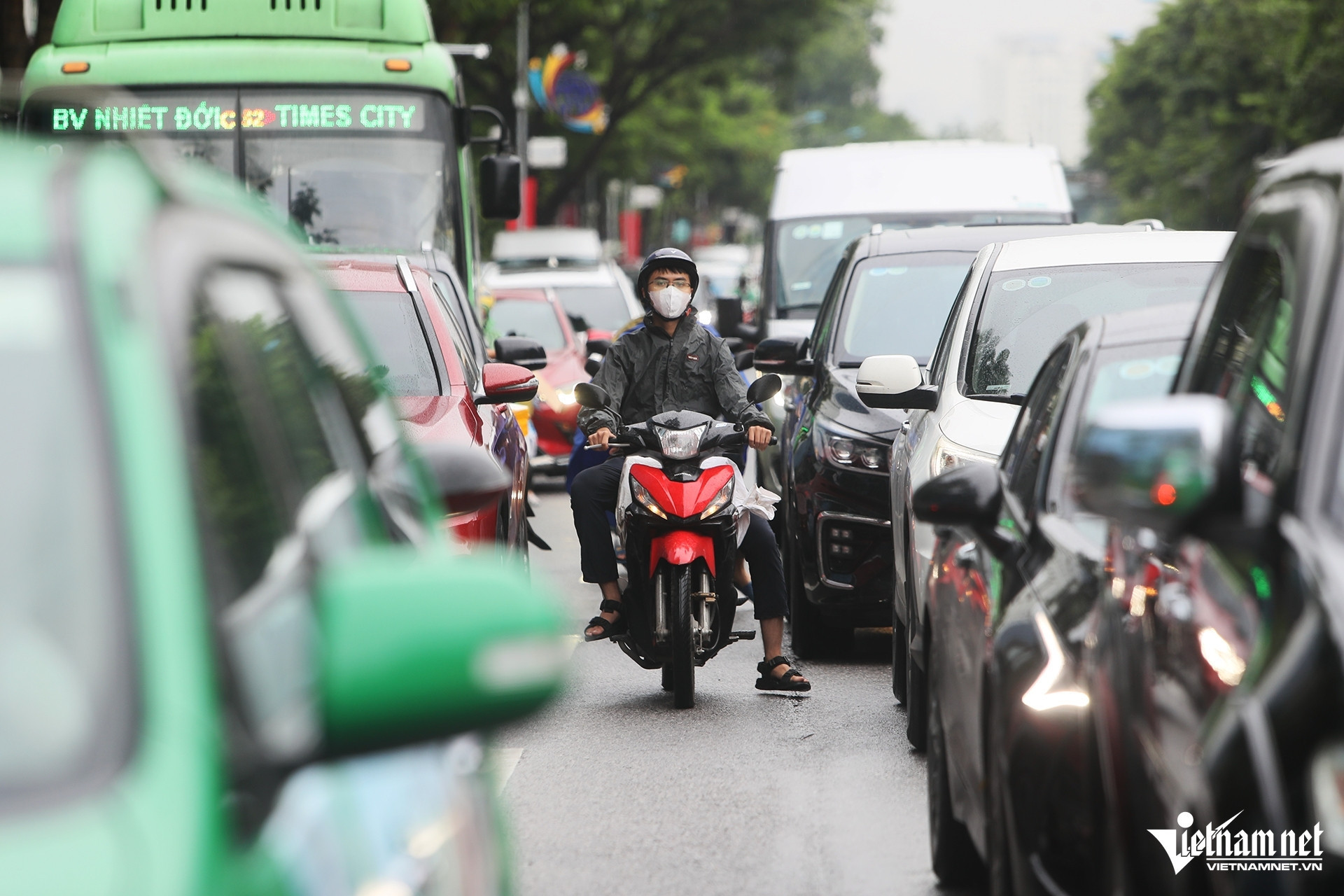Banning gasoline vehicles: urgent task to prevent worsening air pollution