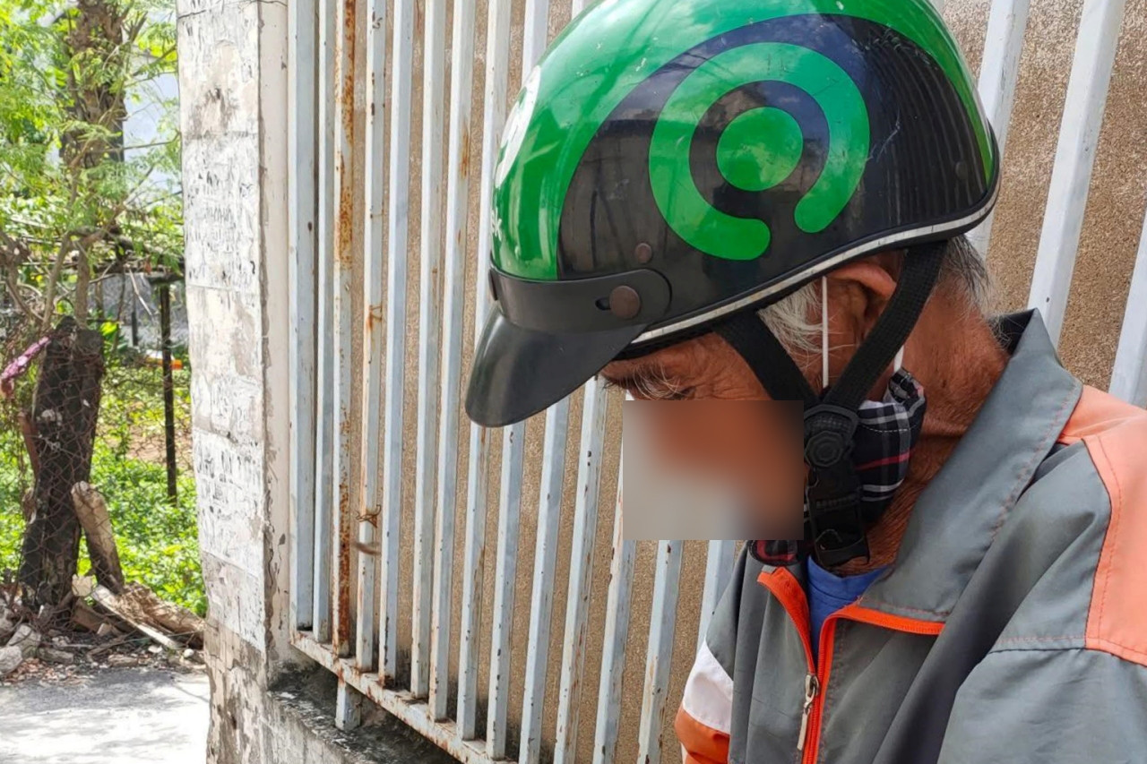 Elderly shipper turns down community help, touches many hearts online