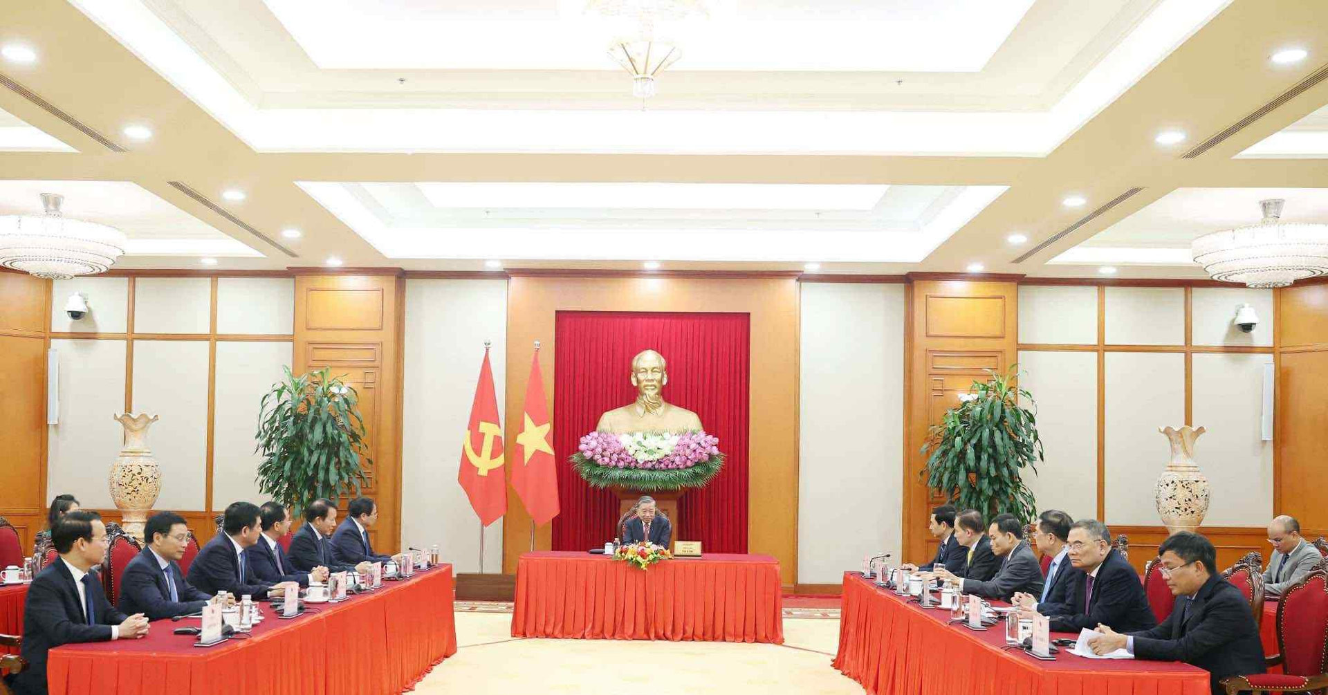Vietnam and US strike trade deal as Trump imposes 20% tariff